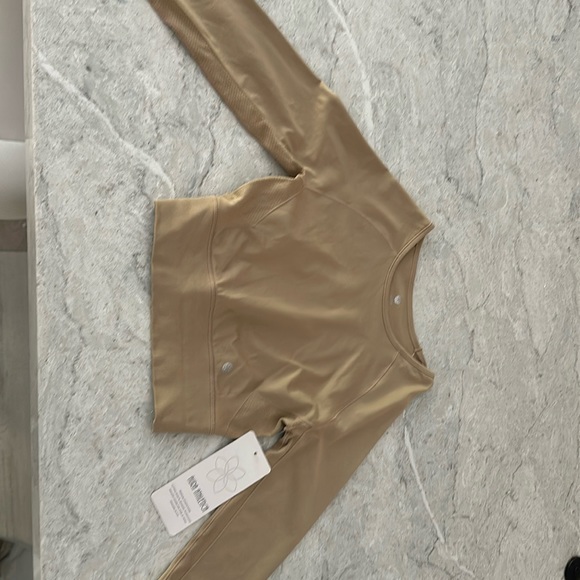long sleeved gym top - Picture 1 of 4